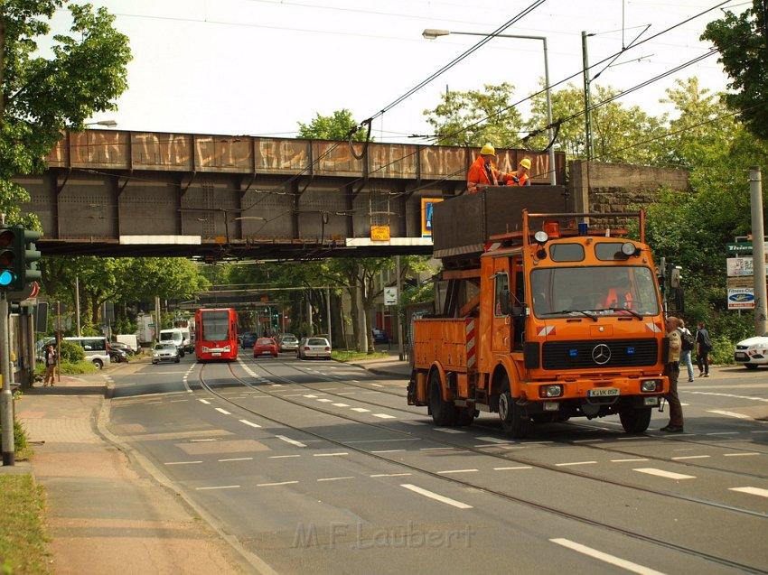 LKW riss Oberleitung ab Koeln Deutz Am Schnellert Siegburgerstr P172.JPG